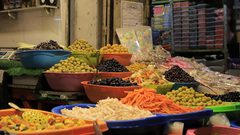 الأجواء في سوق الزاوية بمدينة غزة قبيل حلول شهر رمضان