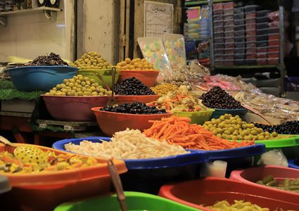 الأجواء في سوق الزاوية بمدينة غزة قبيل حلول شهر رمضان