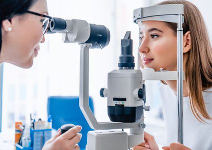 استخدام جهاز Direct Ophthalmoscope في قسم البصريات