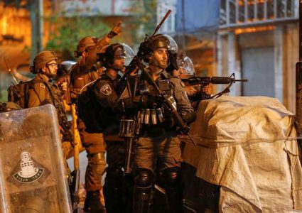 الاحتلال يعتدي على شاب مقدسي ويعتقله