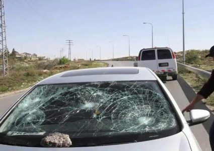 مستوطنون يهاجمون مركبات المواطنين غرب أريحا بالحجارة