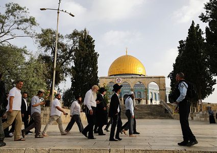 عشرات المستوطنين يقتحمون باحات الأقصى