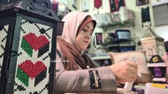 سحر حرز الله تنتج فوانيس مطرزة لبيعها مع حلول رمضان في مدينة غزة