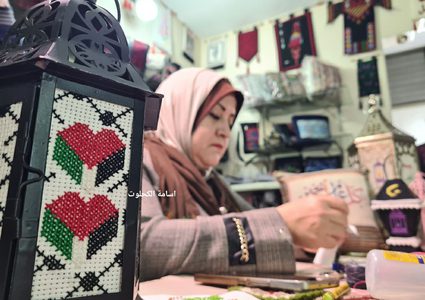 سحر حرز الله تنتج فوانيس مطرزة لبيعها مع حلول رمضان في مدينة غزة