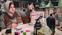 سحر حرز الله تنتج فوانيس مطرزة لبيعها مع حلول رمضان في مدينة غزة