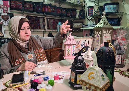 سحر حرز الله تنتج فوانيس مطرزة لبيعها مع حلول رمضان في مدينة غزة