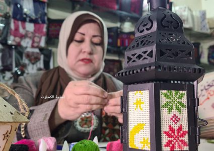 سحر حرز الله تنتج فوانيس مطرزة لبيعها مع حلول رمضان في مدينة غزة