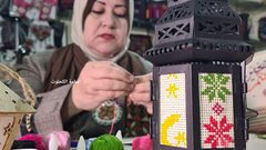 سحر حرز الله تنتج فوانيس مطرزة لبيعها مع حلول رمضان في مدينة غزة