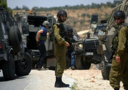 الاحتلال يعتقل شقيقين بعد محاصرة منزليهما في الرام شمال القدس