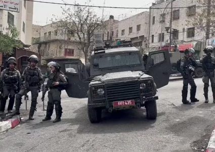 الاحتلال يداهم ويفتش عدة منازل بالخليل