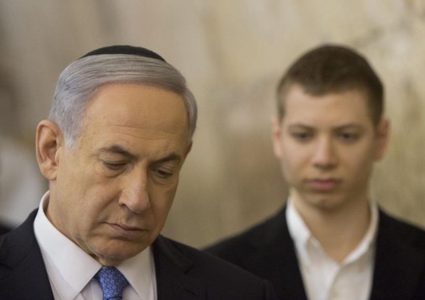 نجل نتنياهو يعيد نشر تغريدة: الخارجية الأميركية تحاول عزل نتنياهو واسقاط حكومته