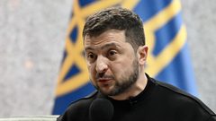 زيلينسكي يعترف بنقص الذخيرة وصعوبة بدء الهجوم المضاد