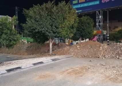 الاحتلال يغلق عدة مداخل لقرية دير شرف بالسواتر الترابية