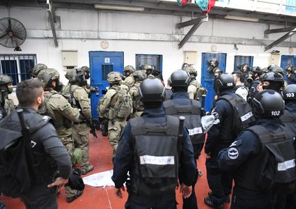 قوات القمع تقتحم قسم (3) في سجن نفحة وتعزل أحد الأسرى