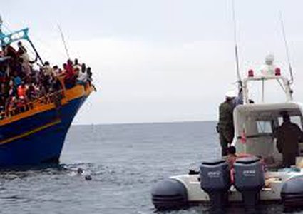 مصرع 19 مهاجراً أفريقياً بعد غرق قاربهم قبالة سواحل تونس