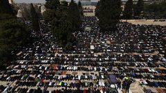 صبري:جيش الإحتلال وحواجزه العسكرية تمنع آلاف الفلسطينيين من الصلاة في الأقصى