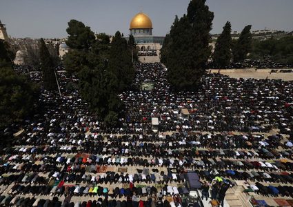 صبري:جيش الإحتلال وحواجزه العسكرية تمنع آلاف الفلسطينيين من الصلاة في الأقصى