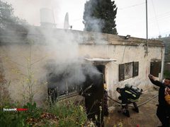 عصابات المستوطنين تضرم نيران الحقد بمنزل عائلة فلسطينية في سنجل شمالي رام الله