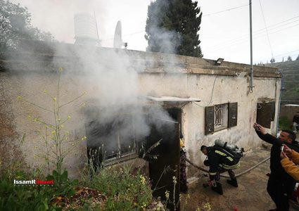 مستوطنون يحرقون منزل عائلة فلسطينية في سنجل شمالي رام الله