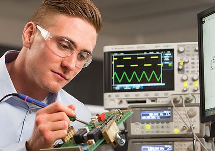 كلية العلوم تعتمد برنامج الفيزياء التطبيقية لمرحلة البكالوريوس