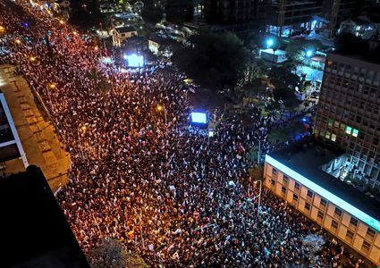 إضراب عام في إسرائيل واستمرار الاحتجاجات على خطة إضعاف القضاء