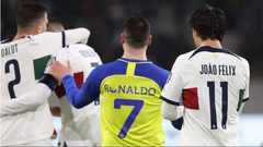 مشجع بقميص النصر يقتحم لقاء البرتغال ولوكسمبورغ ورد فعل رونالدو