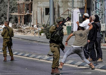 إصابة 6 مواطنين وإحراق شاحنة خلال هجوم للمستوطنين في حوارة