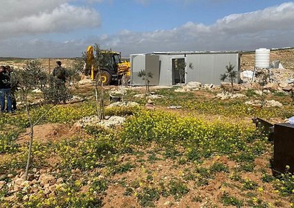 قوات الاحتلال تزيل غرفا زراعية في بريّة السواحرة شرق القدس