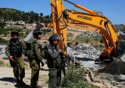 الاحتلال يهدم منشأة تجارية في دير بلوط غرب سلفيت