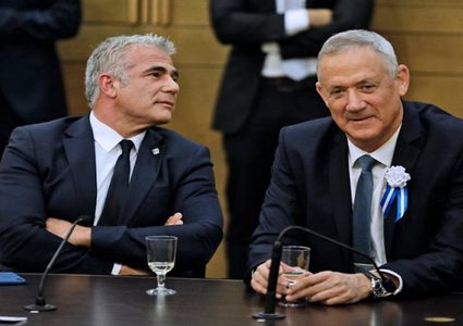 غانتس ولابيد يشكلان فرق للتفاوض عقب إعلان نتنياهو