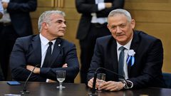 غانتس ولابيد يشكلان فرق للتفاوض عقب إعلان نتنياهو