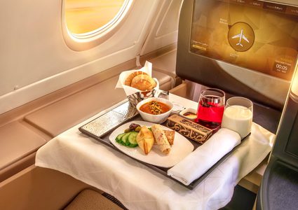 متى يفطر الصائم إن كان في الطائرة؟