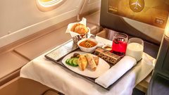 متى يفطر الصائم إن كان في الطائرة؟