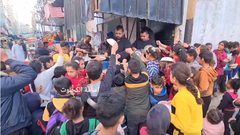 مطعم يوزع الفلافل والحمص على الأطفال مجانا يوميا طوال شهر رمضان في غزة