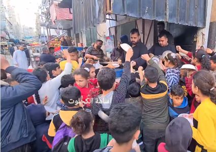 مطعم يوزع الفلافل والحمص على الأطفال مجانا يوميا طوال شهر رمضان في غزة