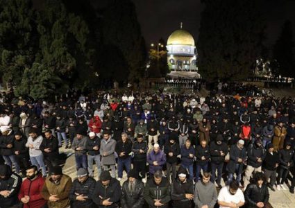 25 ألفًا يؤدون صلاتي العشاء والتراويح في باحات الأقصى