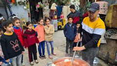 شاب من غزة يتجول في أحياء مختلفة كل يوم ويطهو الطعام ويوزعه مجانا في رمضان