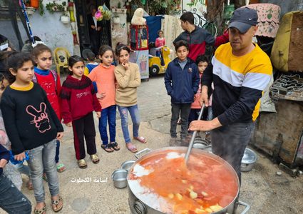 أمجد المجدلاوي ينفذ مبادرة شخصية بالتجول في احياء النصيرات ليطهو طعام الافطار كل يوم في منطقة وتوزيعه على عامة الناس مجانا طوال شهر رمضان