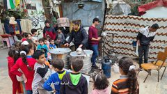 شاب من غزة يتجول في أحياء مختلفة كل يوم ويطهو الطعام ويوزعه مجانا في رمضان