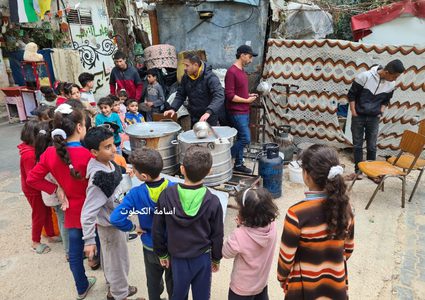 شاب من غزة يتجول في أحياء مختلفة كل يوم ويطهو الطعام ويوزعه مجانا في رمضان