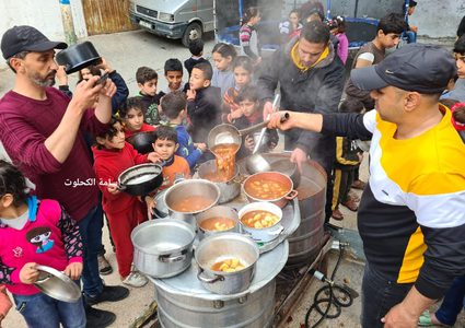 أمجد المجدلاوي ينفذ مبادرة شخصية بالتجول في احياء النصيرات ليطهو طعام الافطار كل يوم في منطقة وتوزيعه على عامة الناس مجانا طوال شهر رمضان