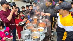 شاب من غزة يتجول في أحياء مختلفة كل يوم ويطهو الطعام ويوزعه مجانا في رمضان