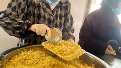 أثناء تجهيز وجبة الإفطار من تكية بيتا الخيرية.