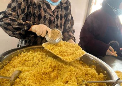 أثناء تجهيز وجبة الإفطار من تكية بيتا الخيرية.