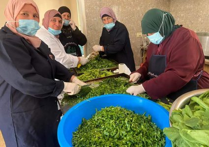 أثناء تجهيز وجبة الإفطار من تكية بيتا الخيرية