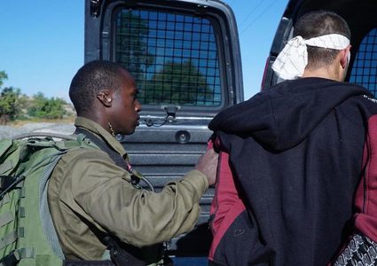 الاحتلال يعتقل شابين من مخيم قلنديا شمال القدس