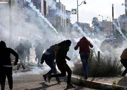 إصابات بالاختناق واعتقال مواطن في بيت أمر شمال الخليل