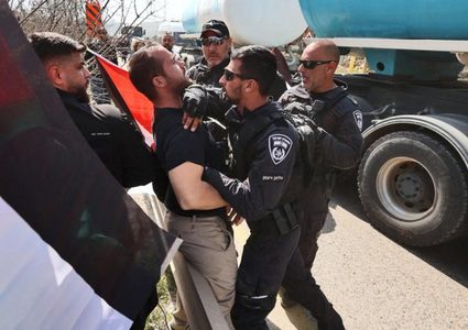 الاحتلال يعتدي على مسيرة في حوارة