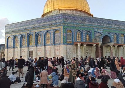 أجواء إفطار الصائمين في باحات المسجد الأقصى في الجمعة الثانية من شهر رمضان.