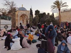 أجواء إفطار الصائمين في باحات المسجد الأقصى في الجمعة الثانية من شهر رمضان.